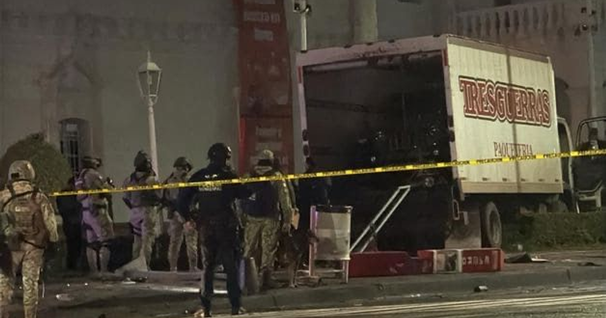 Policía acordona escena del crimen en Culiacán involucrando un camión de carga.