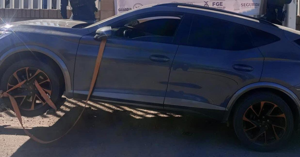 Camioneta Cupra Formentor asegurada en Culiacán con cargador de AK-47 y cartuchos útiles.