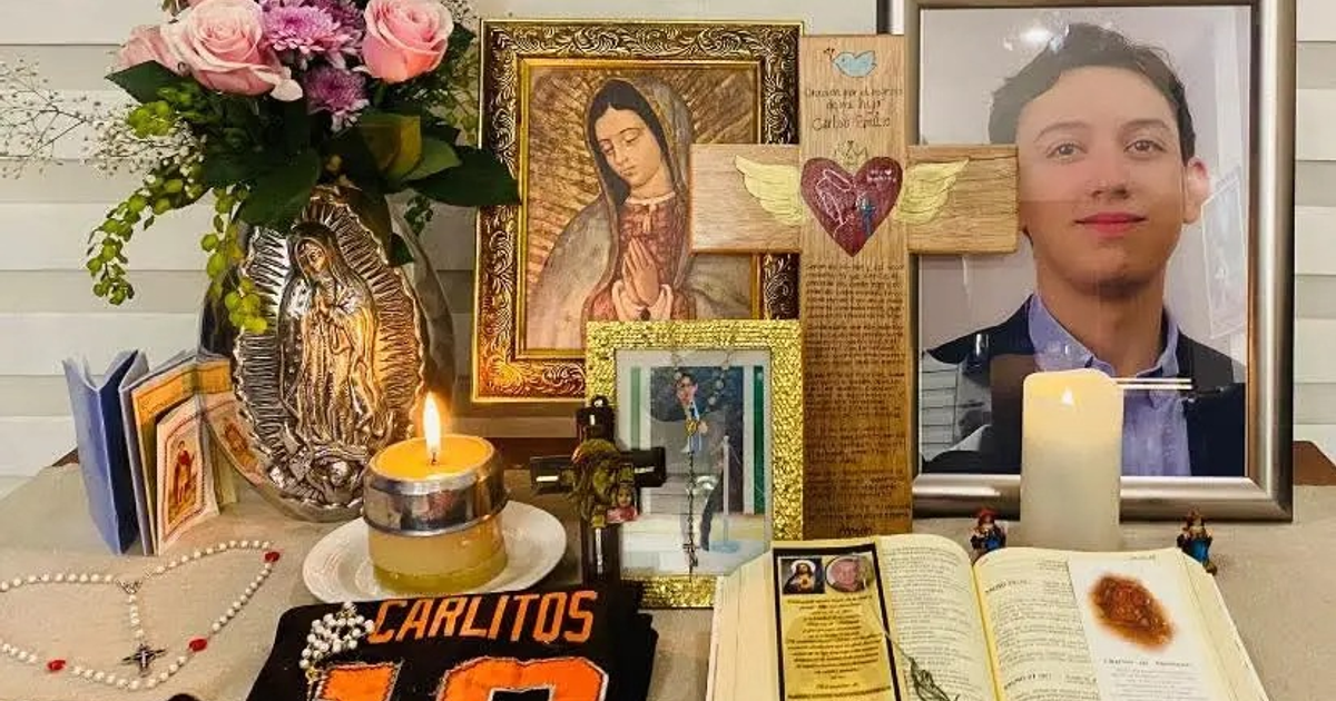 Altar con flores, imágenes religiosas y velas en homenaje a Carlos Emilio desaparecido en Mazatlán