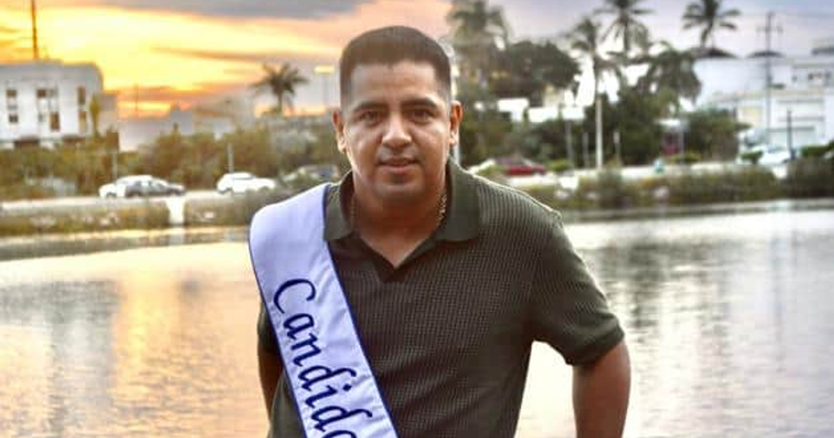 José Javier Osuna junto al agua durante un atardecer, candidato a Rey de la Alegría del Carnaval de Mazatlán 2026