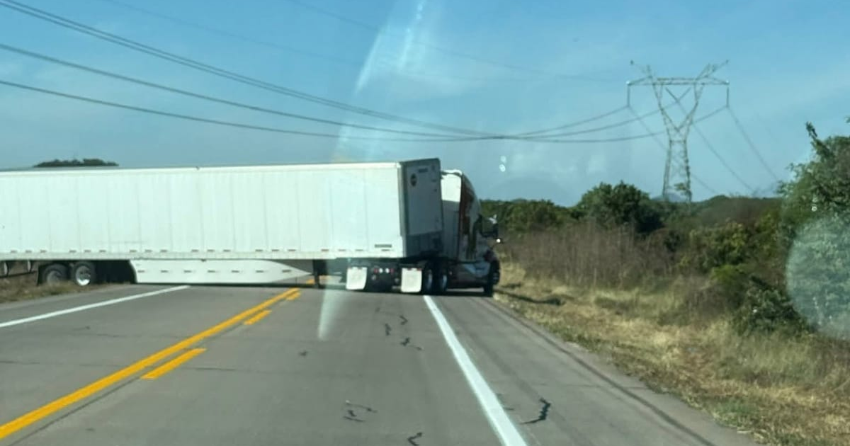 Camión volcado en la carretera Mazatlán-Tepic, relacionado con incidentes recientes.
