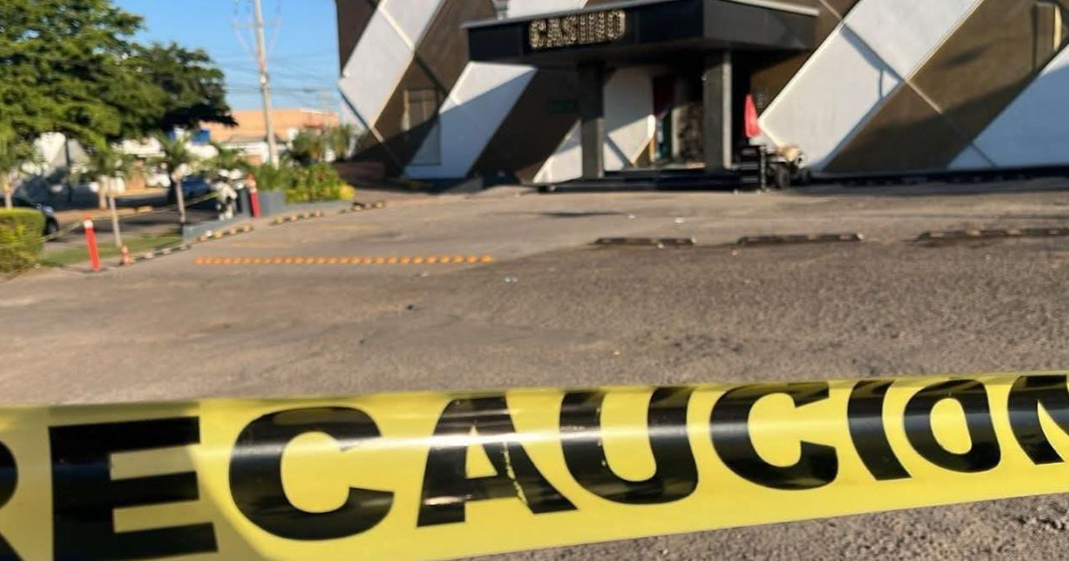 Cinta amarilla de precaución frente al casino Gran Circus en Culiacán, afectado por un ataque.