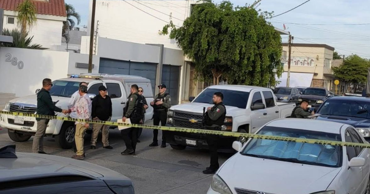 Varios agentes de la ley y camionetas en un operativo en calle Gabriel Leyva en Guasave.
