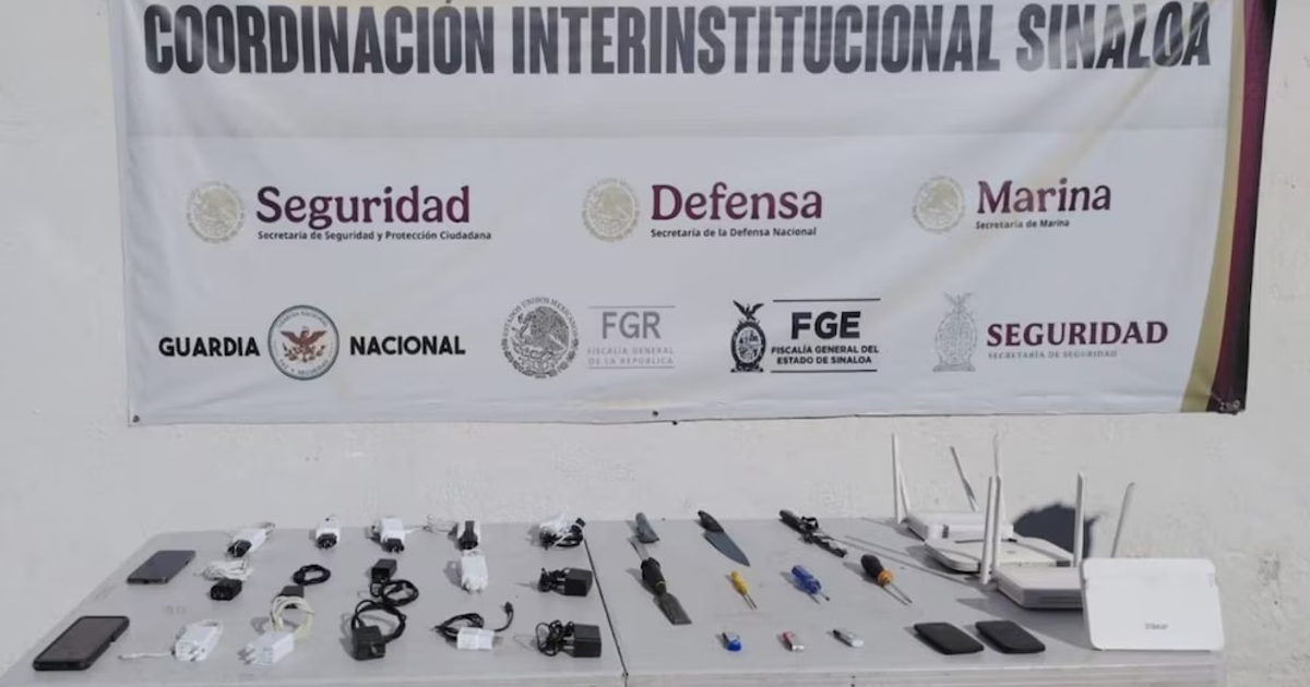 Mesa con dispositivos tecnológicos incautados en cateos en el Centro Penitenciario Aguaruto, Culiacán.