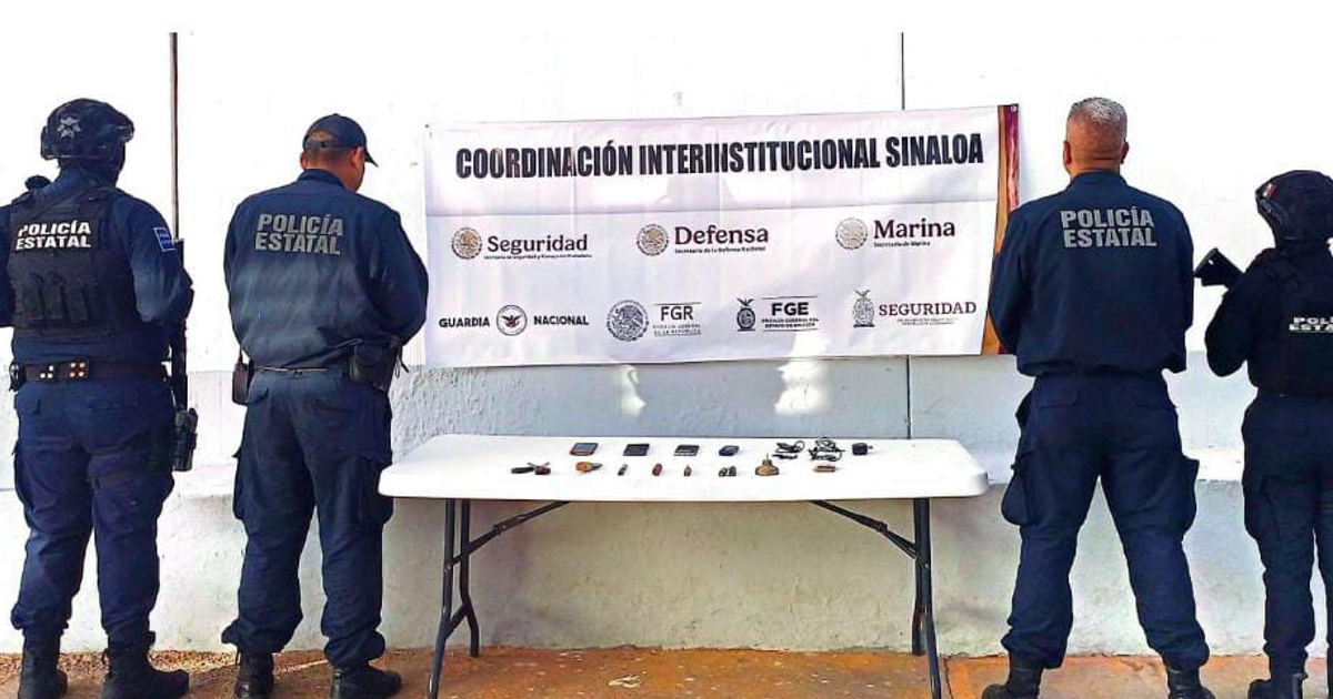 Oficiales de policía ante pancarta de 'Coordinación Interinstitucional Sinaloa', con artefactos decomisados en revisión penitenciaria.