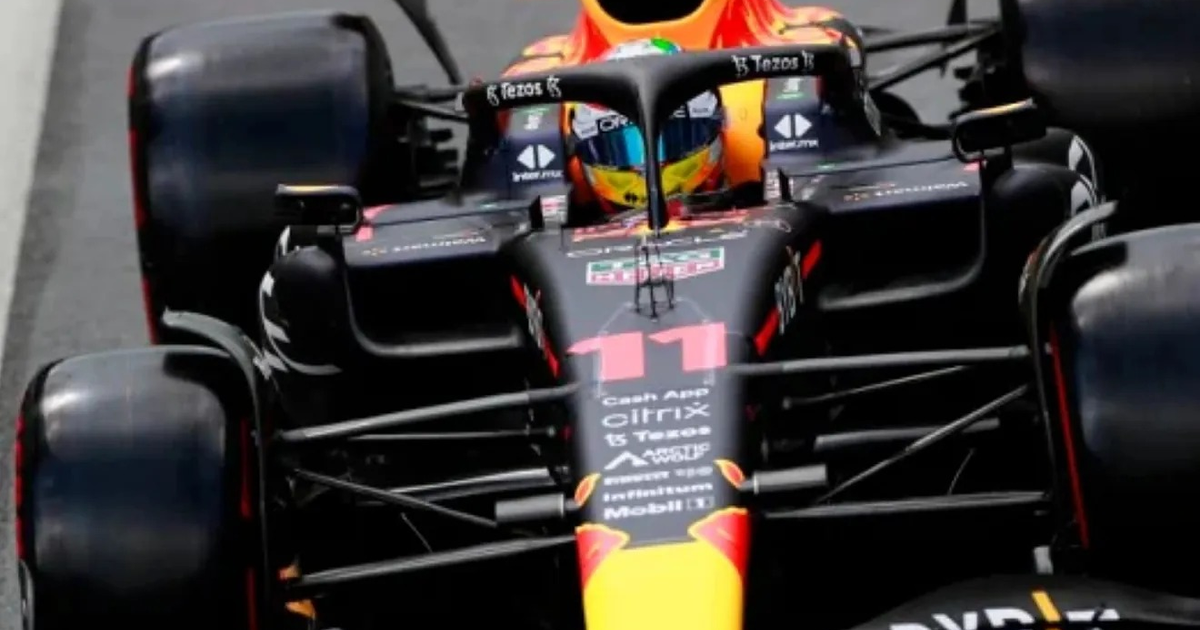 Monoplaza de Fórmula 1 de Sergio 'Checo' Pérez con el número 11 de Red Bull en pista.