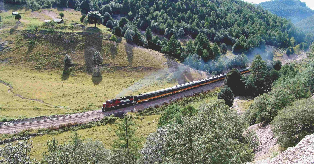 Chepe Express cruzando un paisaje de montañas y vegetación en la Sierra Tarahumara