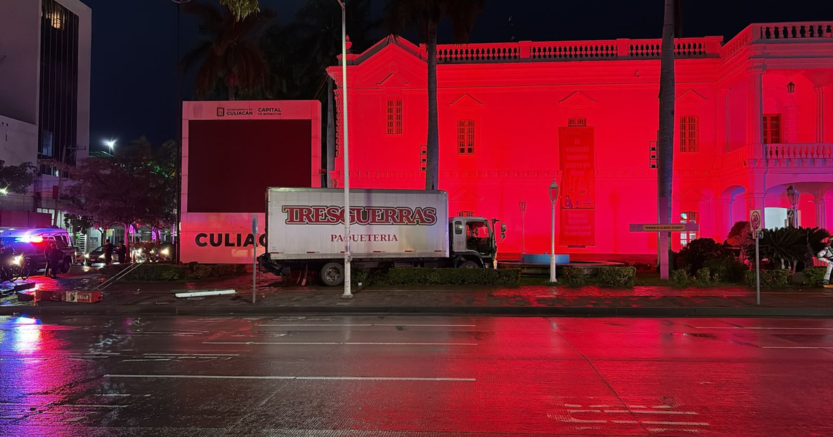 Camión de paquetería 'Tres Guerreras' y escena de crimen en Culiacán durante la noche lluviosa