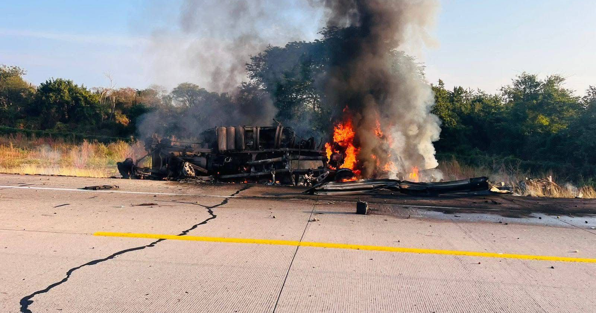 Imagen de accidente vehicular en la autopista Mazatlán–Tepic: tráiler volcado en llamas