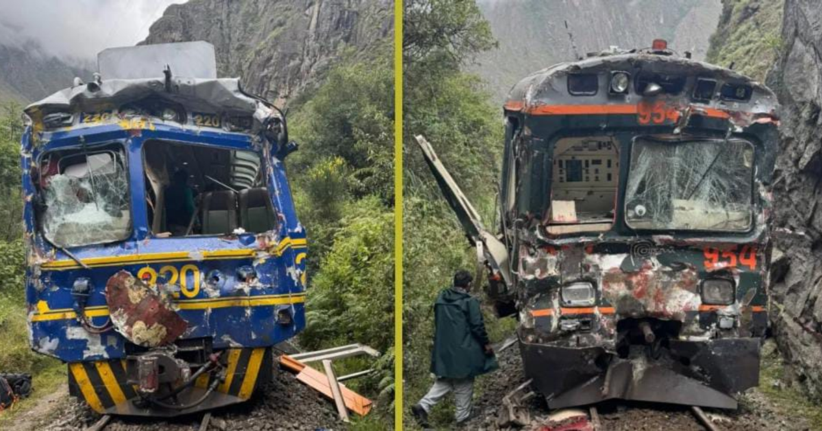 Dos trenes dañados tras el choque en la ruta turística Ollantaytambo-Machu Picchu.