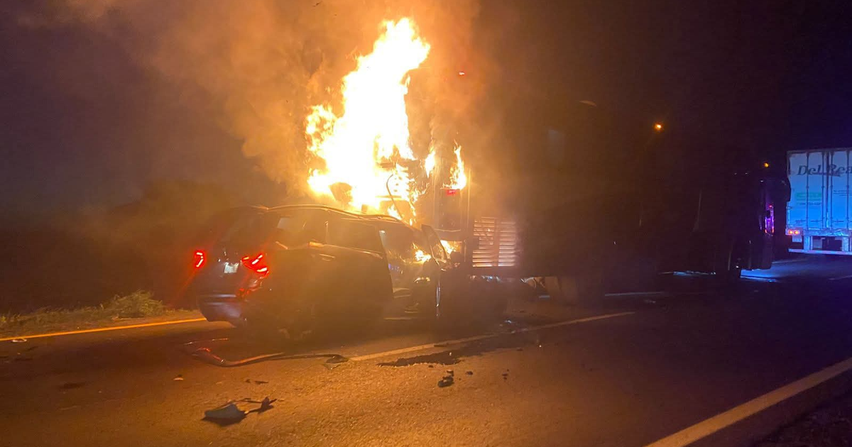 Accidente de tráfico nocturno entre SUV y camión en llamas en Mazatlán–Culiacán