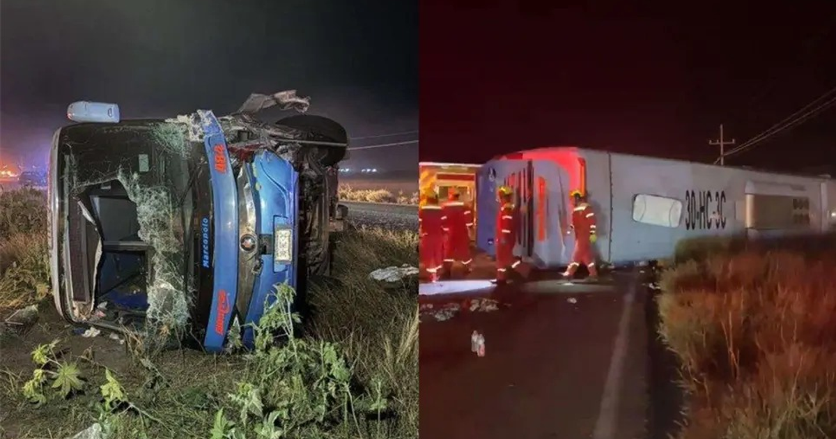 Escena de accidente de tránsito en Huatabampo: autobús y tren volcados bajo luz tenue.