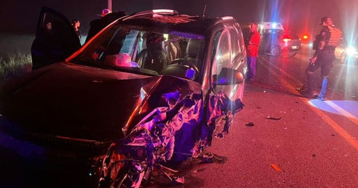 Coche accidentado en la carretera Los Mochis-Ahome rodeado de personal de emergencia durante la noche.