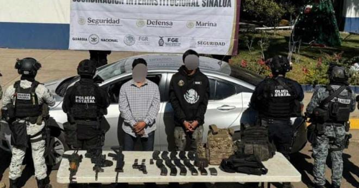 Policías y fuerzas de seguridad detienen a individuos sin licencia en Navolato Sinaloa, asegurando arsenal y vehículos.