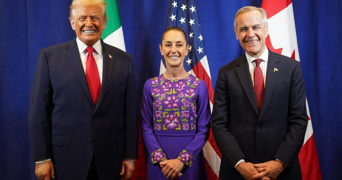 Presidenta Claudia Sheinbaum, Donald Trump y Mark Carney sonríen ante banderas de México, EE.UU. y Canadá tras sorteo del Mundial 2026