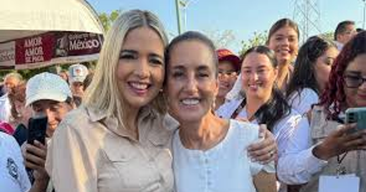 Mujeres sonriendo juntas en evento al aire libre de la Cuarta Transformación en Mazatlán, Sinaloa.