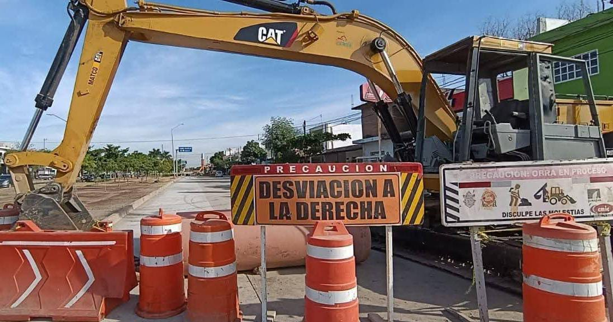 Excavadora amarilla en área de construcción señalizada en Mazatlán