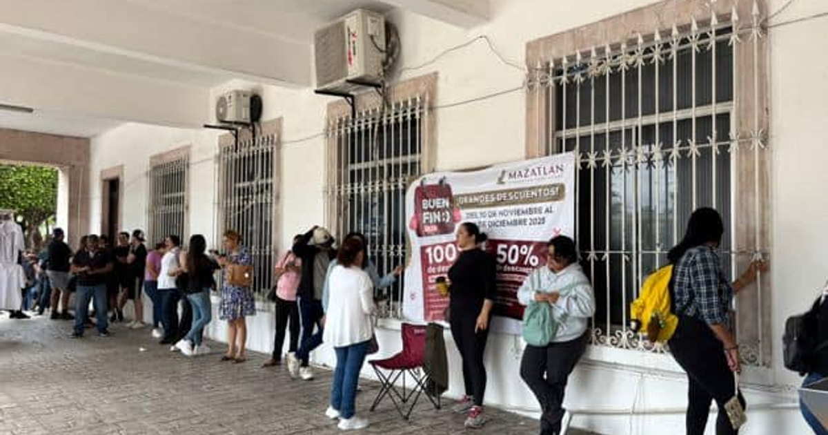 Fila de personas esperando durante promoción Buen Fin en Mazatlán, con cartel visible en la pared.