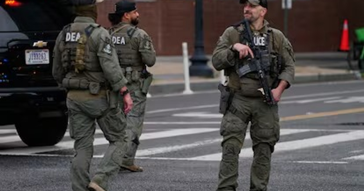 Agentes tácticos patrullando tras capturas del cártel de Sinaloa en Culiacán.