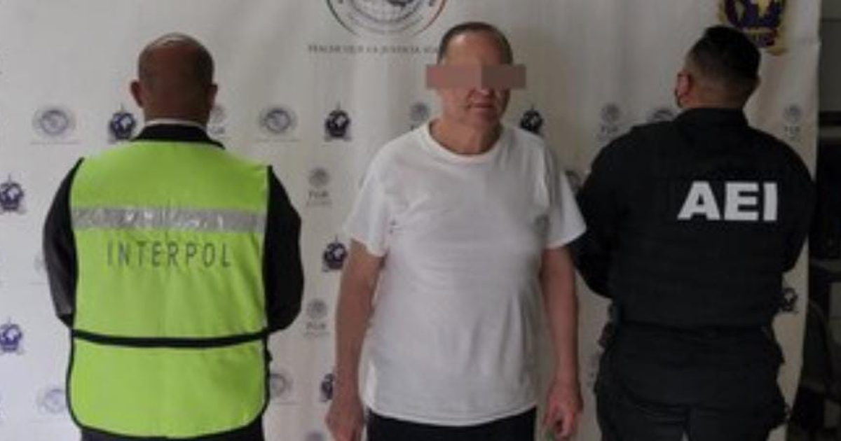 César Duarte detenido, rodeado por agentes de INTERPOL y AEI en el contexto del Penal Altiplano.