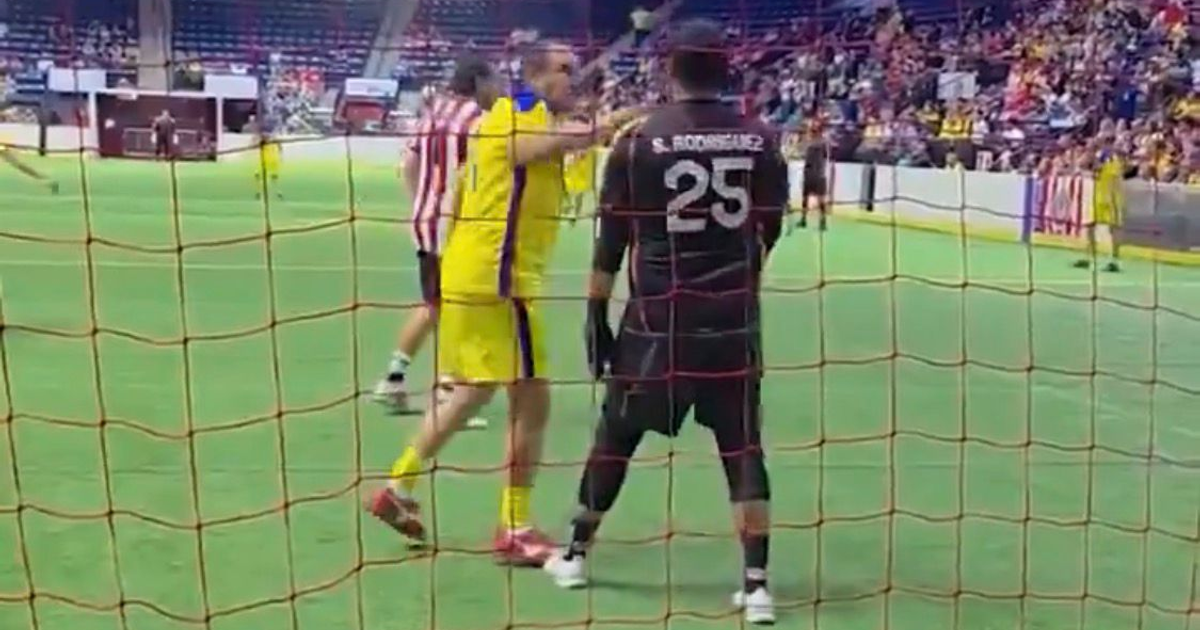 Cuauhtémoc Blanco en disputa con Sergio Rodríguez durante partido de leyendas en Texas