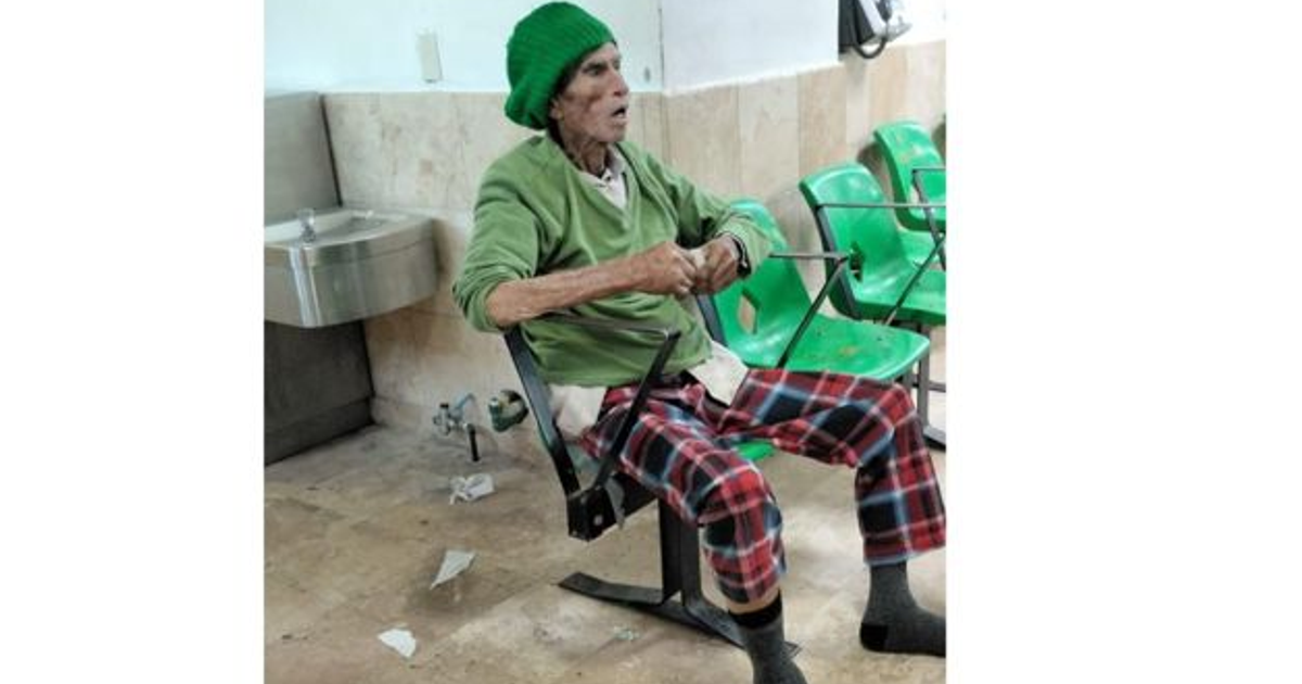 Paramédicos rescatando a un adulto mayor en Los Mochis para trasladarlo a una clínica