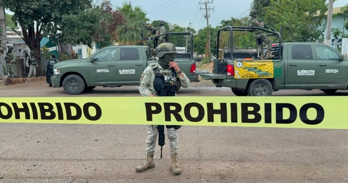 Soldado frente a una cinta de seguridad amarilla en un operativo militar en Culiacán.