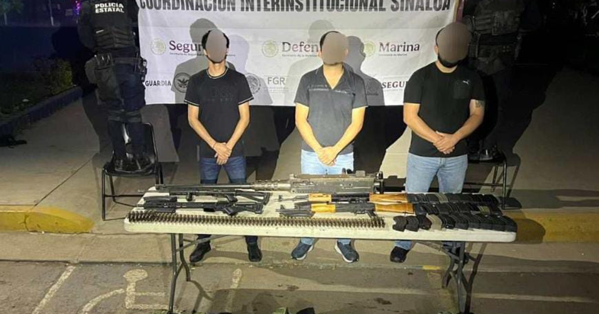 Operativo de fuerzas de seguridad en Culiacán con vehículos militares y armas incautadas