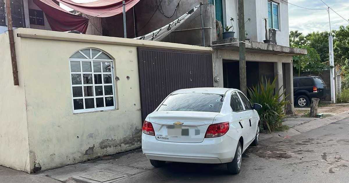 Fachada de casa estilo urbano en Culiacán con automóvil blanco.