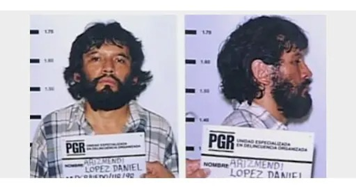 Fotografía de registro policial de Daniel Arizmendi López, 'El Mochaorejas', mostrando dos ángulos, con un cartel de información y marcas de altura de fondo.