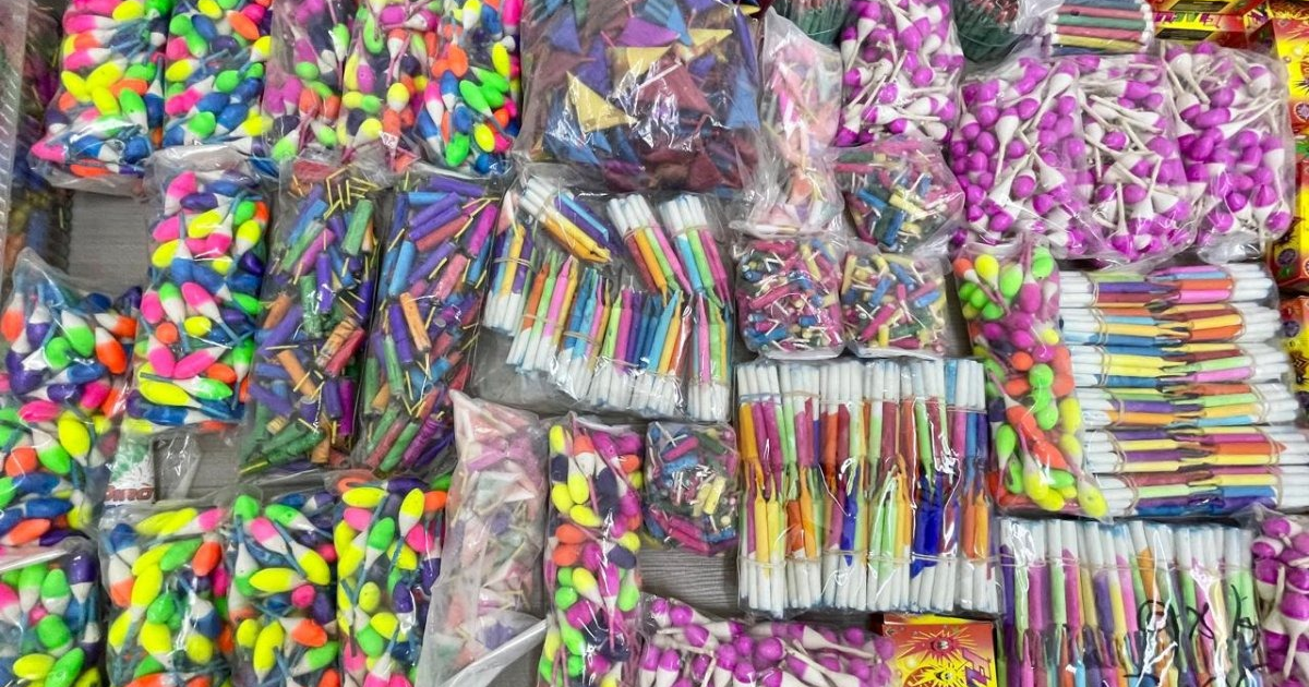 Productos coloridos en bolsas relacionados con decomiso de pirotecnia en Culiacán