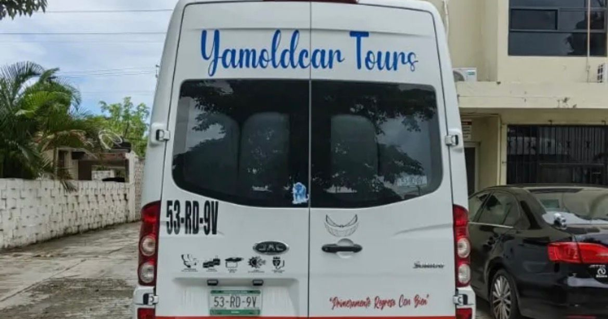 Furgoneta blanca Yamoldcar Tours con matrícula 53-RD-9V.