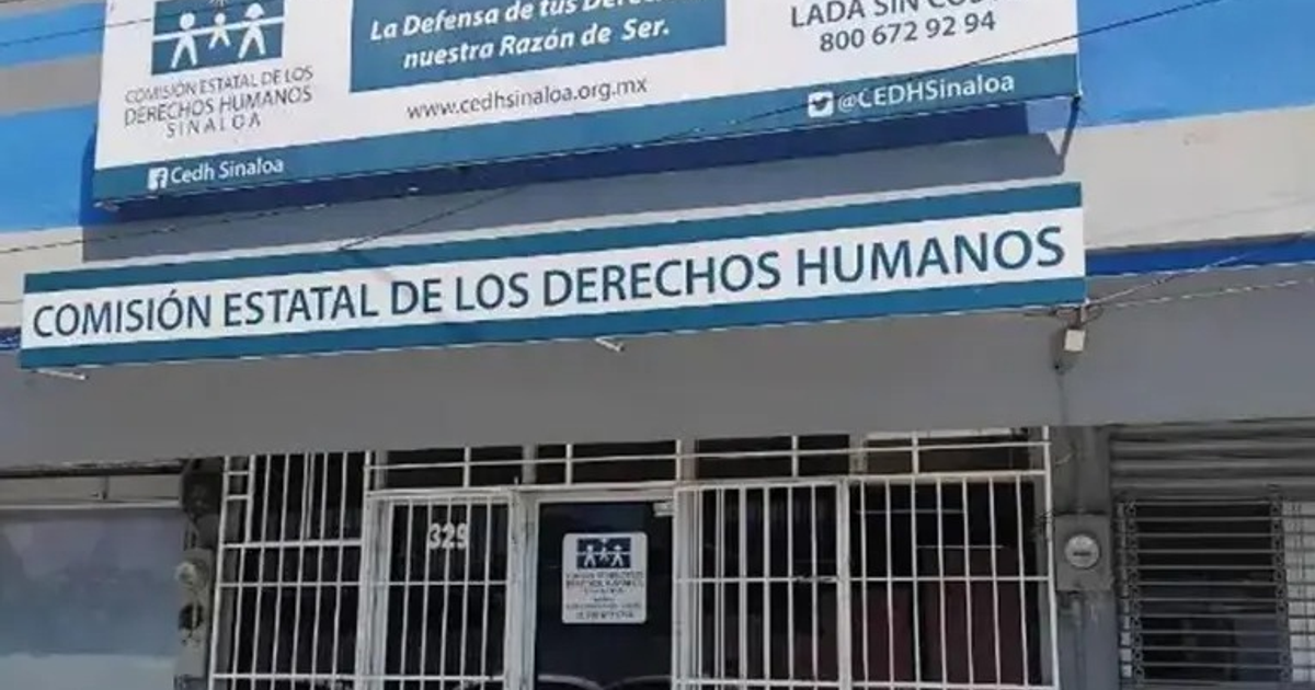 Edificio de la Comisión Estatal de los Derechos Humanos con letrero y contacto visible