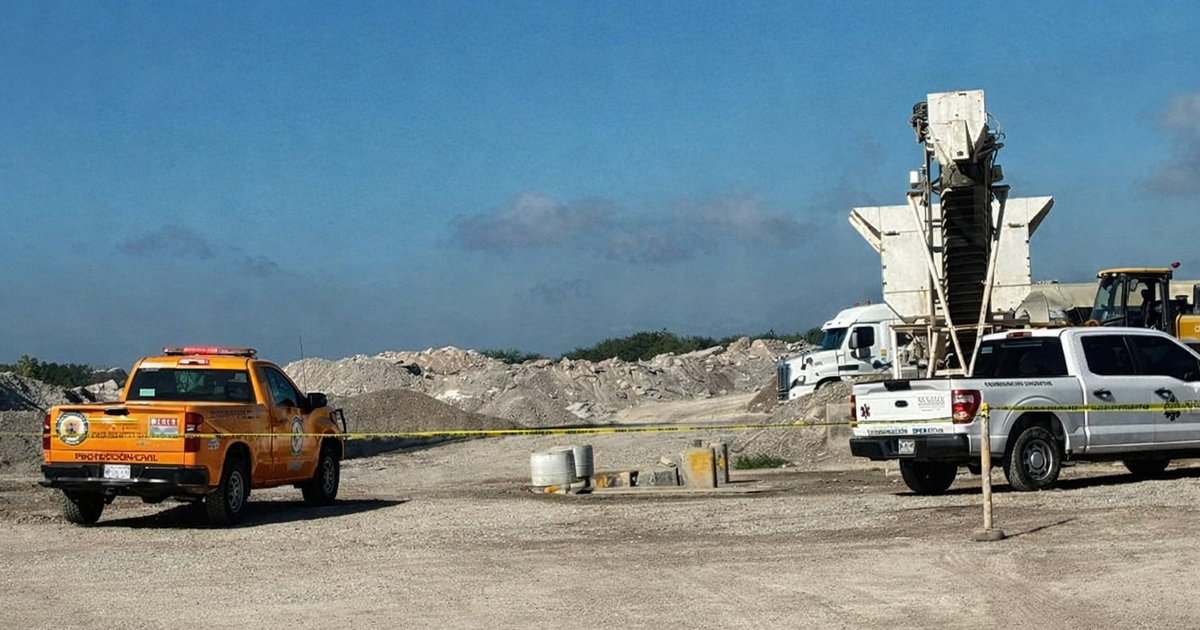 Vehículos de emergencia y maquinaria pesada en cantera con cinta amarilla tras accidente mortal.