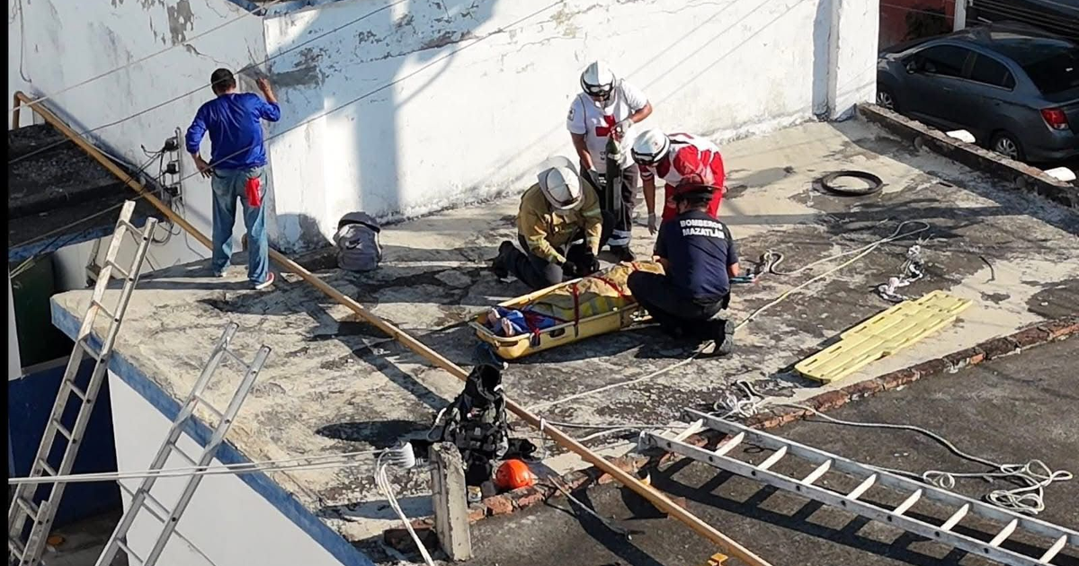 Rescate en azotea de Mazatlán tras accidente eléctrico, autoridades en acción