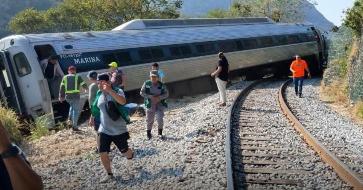 Tren descarrilado en Nizanda Oaxaca con pasajeros evacuando