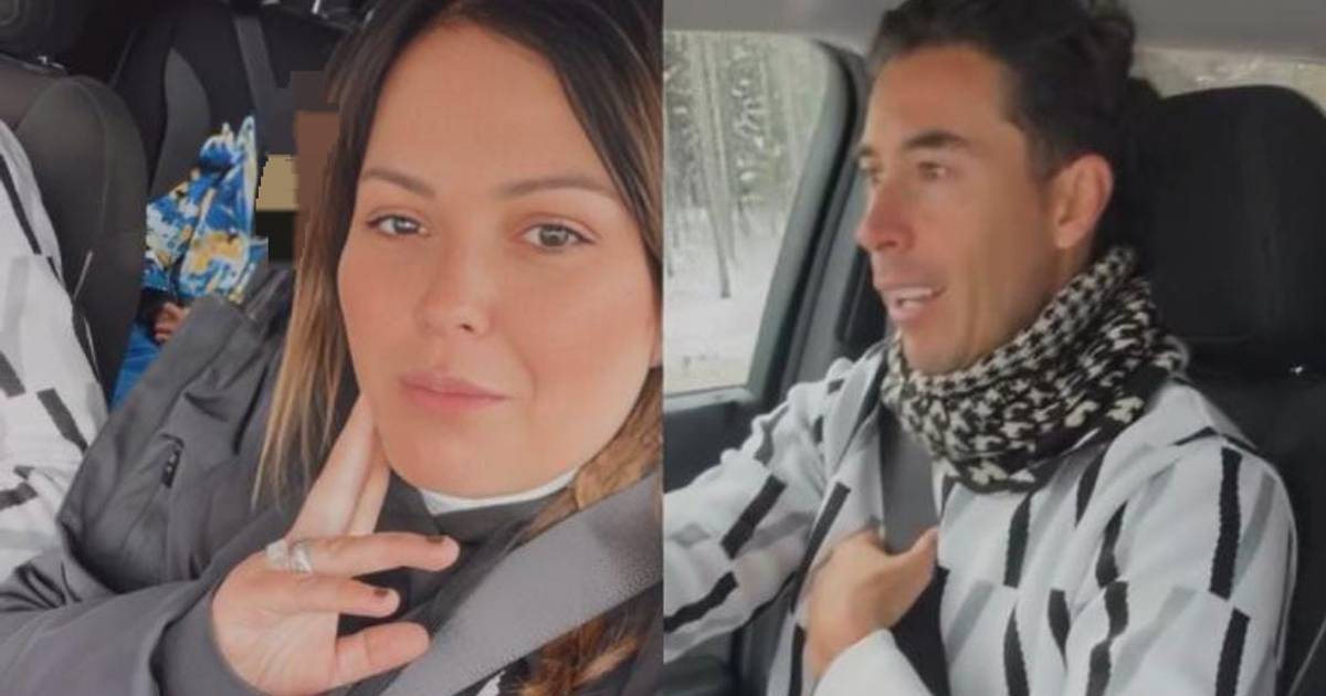 Mariana Echeverría tomando una selfie en un auto junto a Óscar Jiménez en un entorno nevado