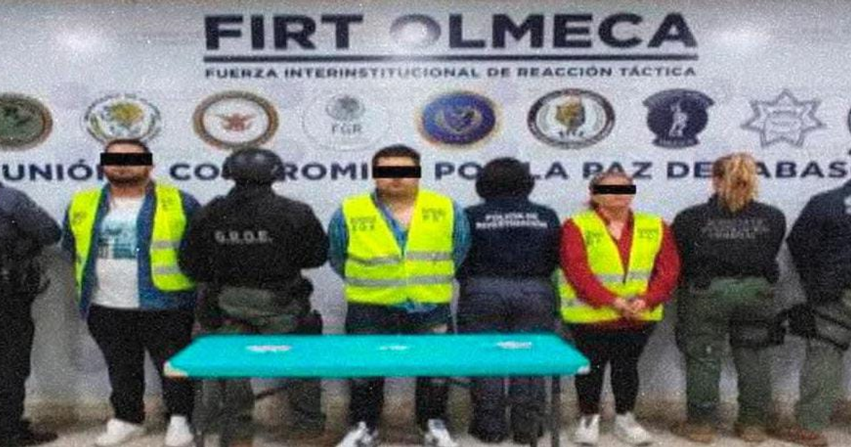 Grupo de autoridades de seguridad en operativo conjunto en Tabasco, con fondo institucional detrás.