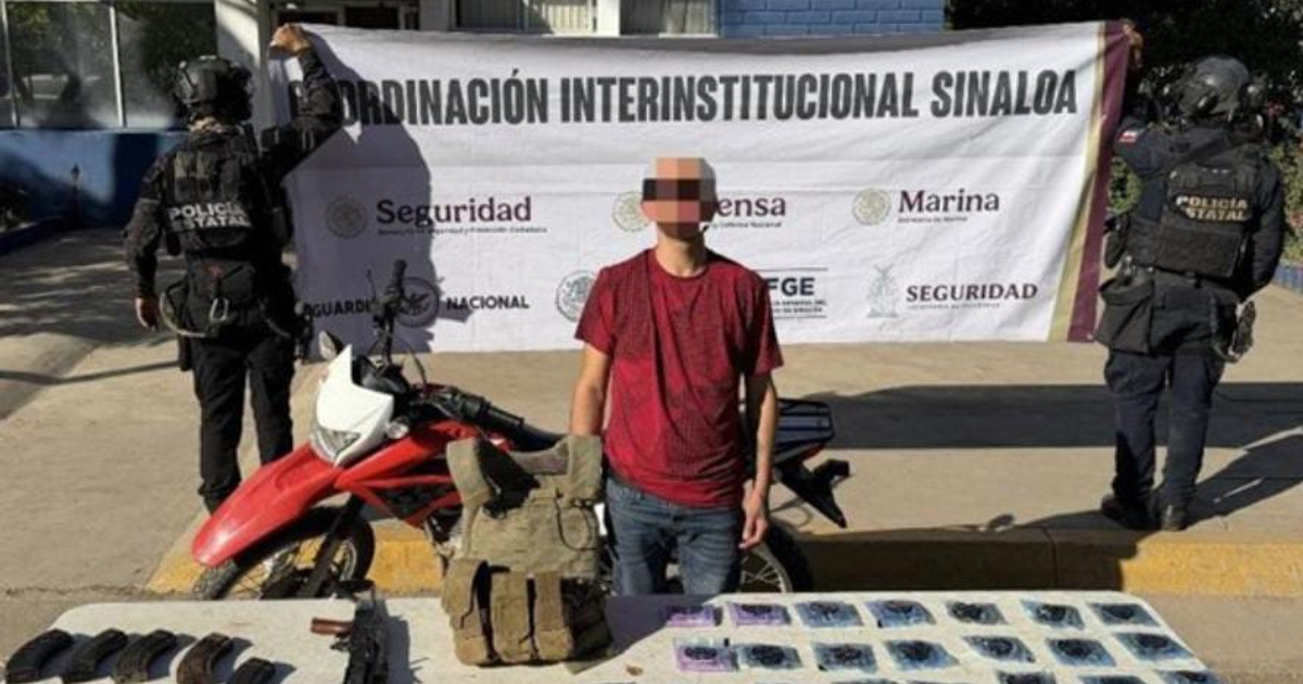 Detención en Villa Juárez: Armas y drogas incautadas sobre una mesa