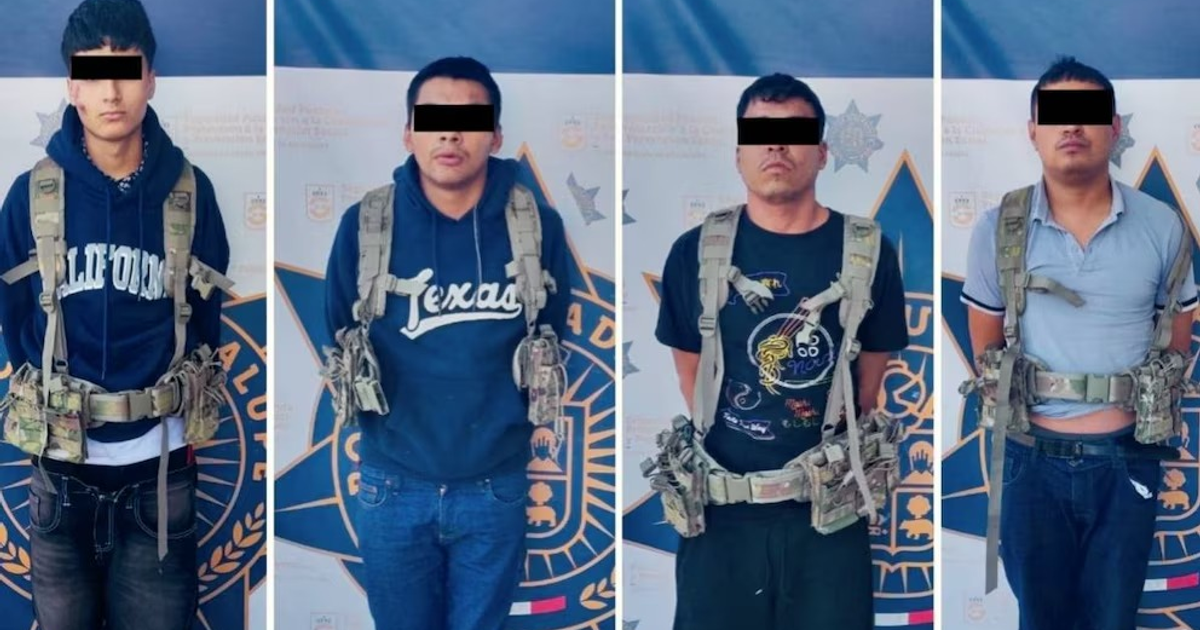 Foto de cuatro detenidos con prendas tácticas y caras cubiertas, relacionados con distribución de juguetes 'CDN' en Guadalupe.