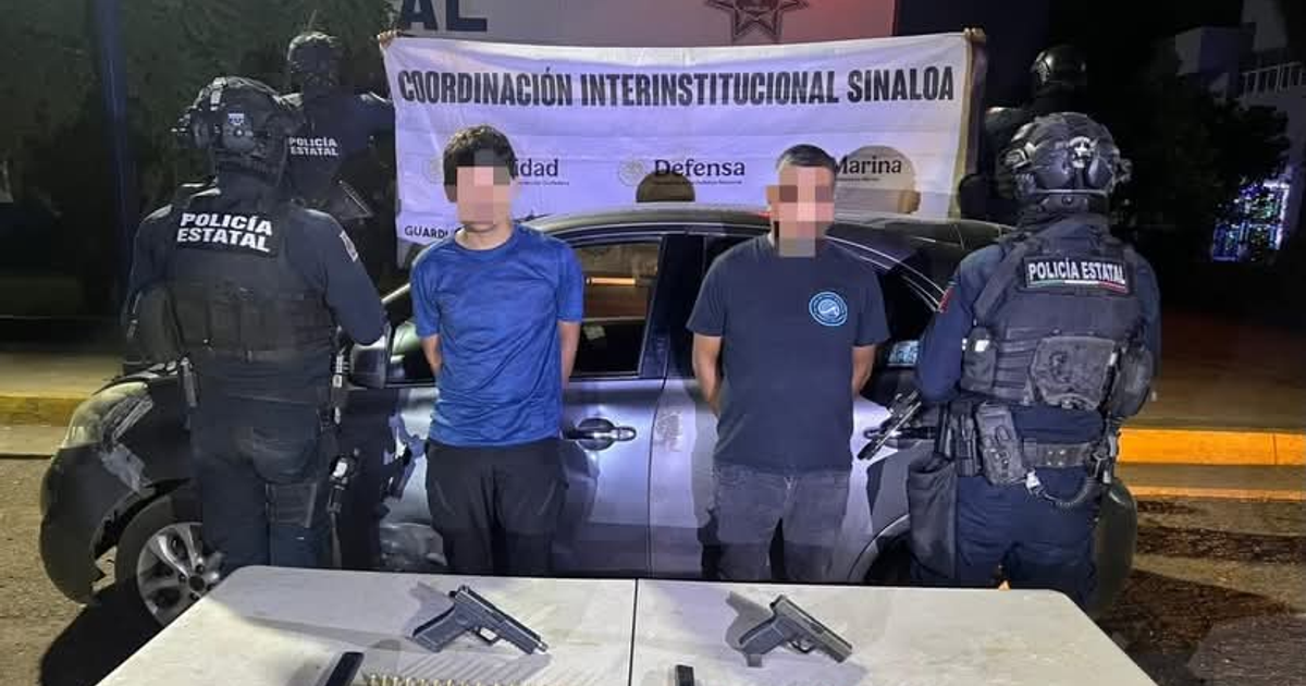 Dos hombres detenidos junto a un coche durante un operativo policial en Bacurimí, con armas confiscadas visibles.