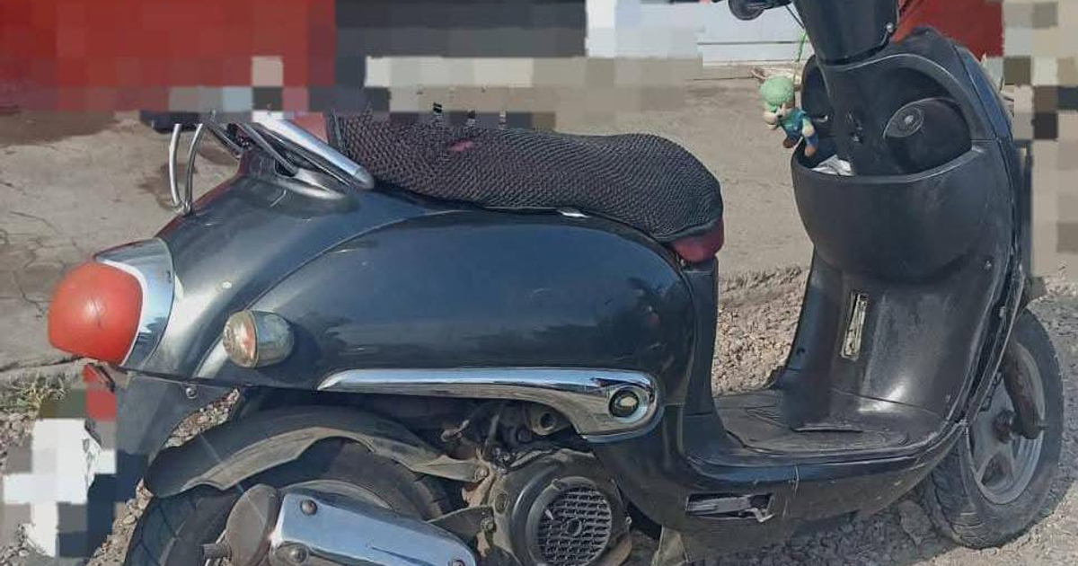 Scooter negro en exterior de grava, relacionada con robo en Mazatlán.