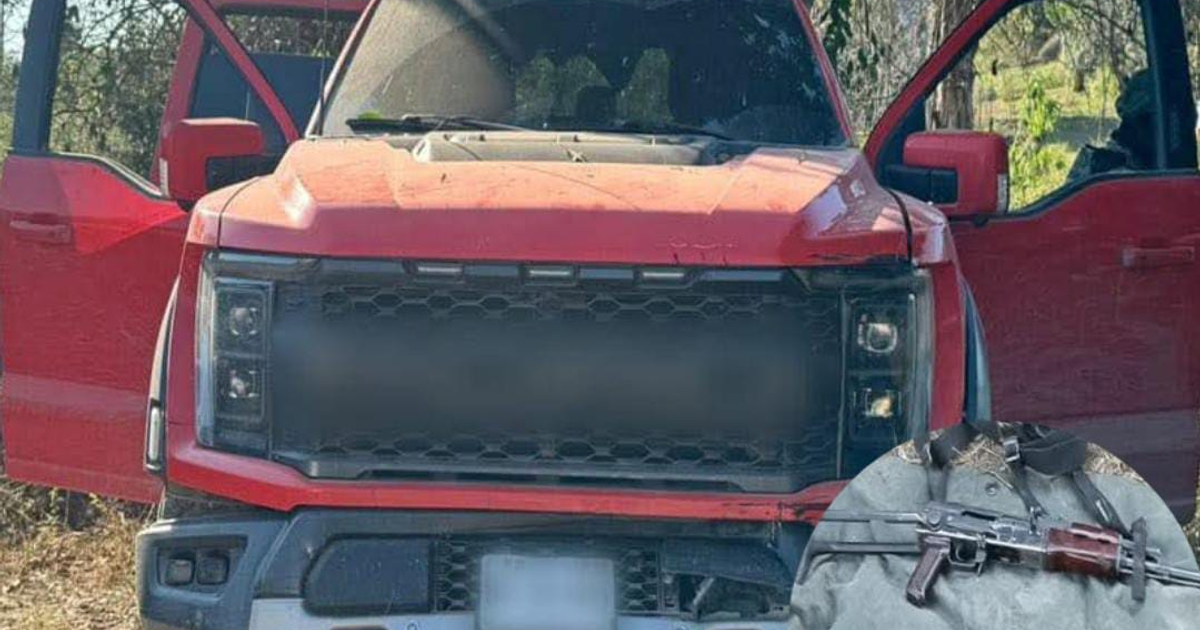 Camioneta y evidencia del operativo militar en Escuinapa con arma resaltada