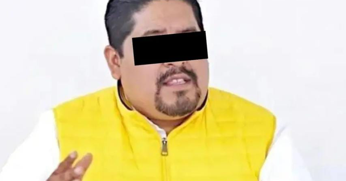 Hombre con chaqueta amarilla relacionado a la detención por delitos federales en México