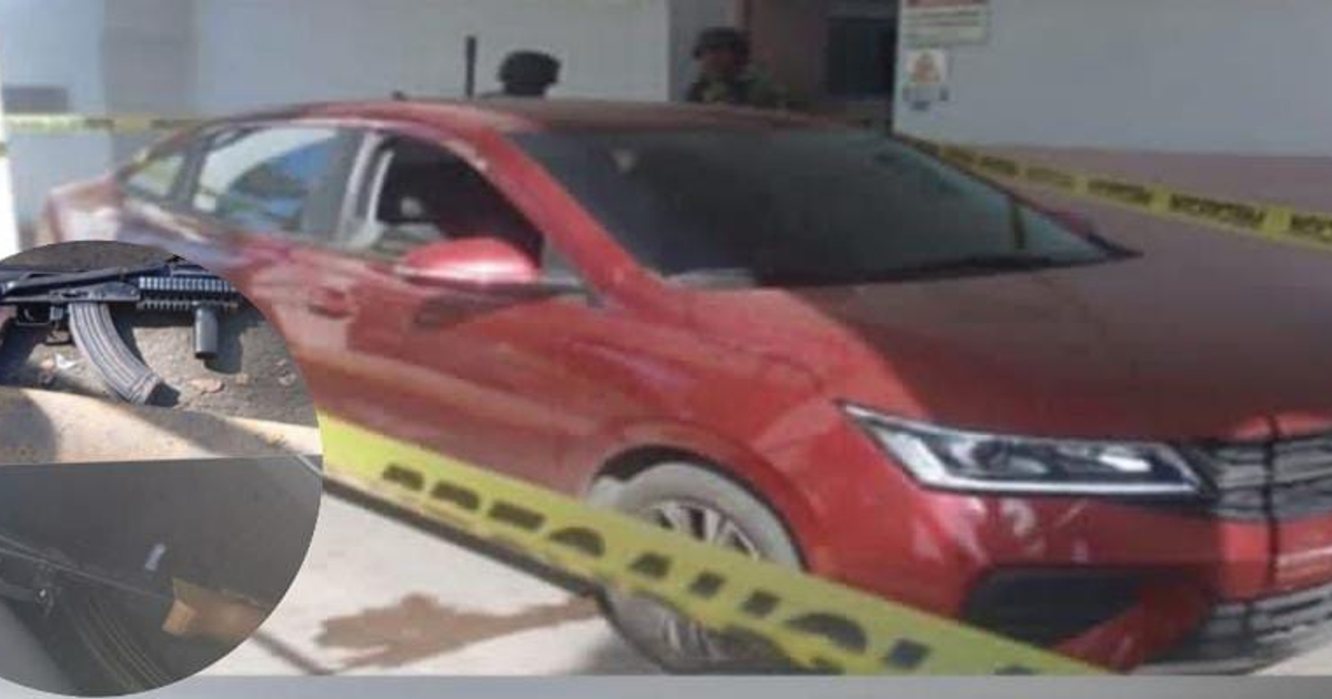 Automóvil rojo bajo investigación policial en Culiacán, rodeado por cinta. Un objeto destacado sugiere el hallazgo de un arma.