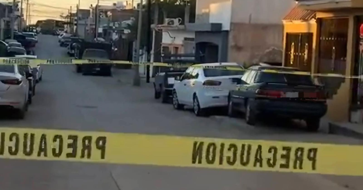 Calle en Mazatlán acordonada tras reporte de balacera, vehículos estacionados y cinta de precaución visible.