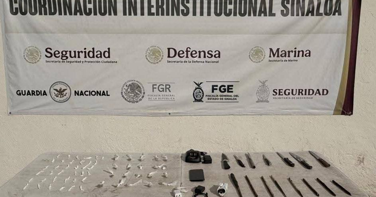 Mesa de evidencias incautadas en penal de Culiacán, objetos y fondo institucional
