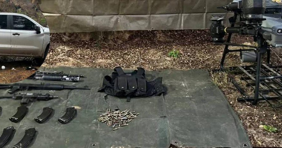 Vehículo y armamento asegurados en Badiraguato junto a un dron