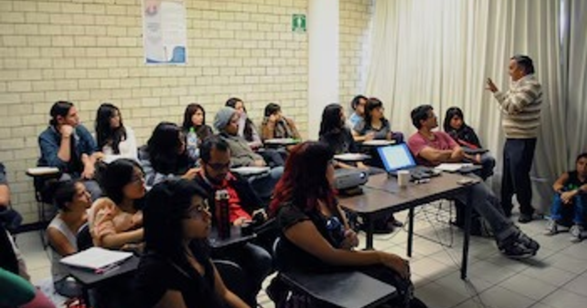 Clase educativa en Sinaloa con estudiantes y profesor