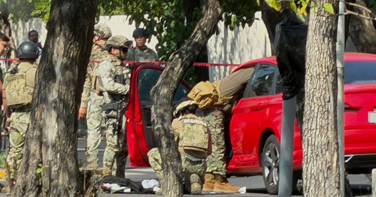 Soldados en operativo militar tras asesinato de Efraín Medina; vehículo rojo en escena.